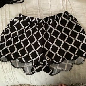 Scalloped shorts black/white